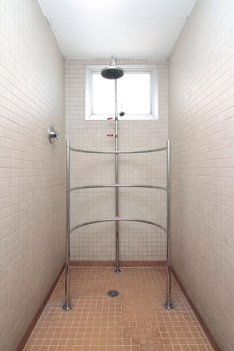 Wehome - Cama king e ambiente espaçoso na melhor rua do Itai