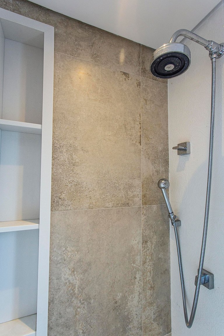 Wehome -Duplex: churrasqueira e vista da cidade.