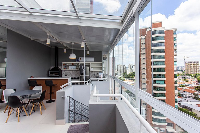 Wehome -Duplex: churrasqueira e vista da cidade.