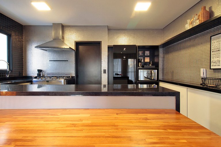 Wehome - Impeccable home with two suites and office