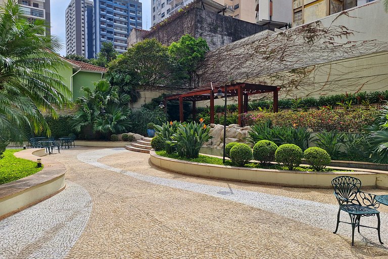 Next to Hospital das Clínicas on Oscar Freire