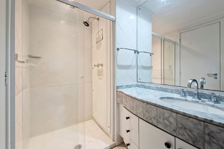 Next to Hosp. das Clínicas - on Oscar Freire