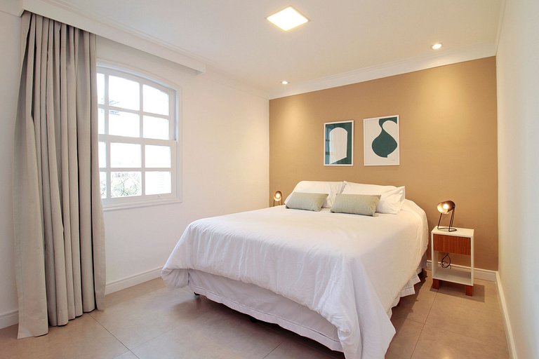 Spacious three-bedroom apartment in the Gardens neighborhood