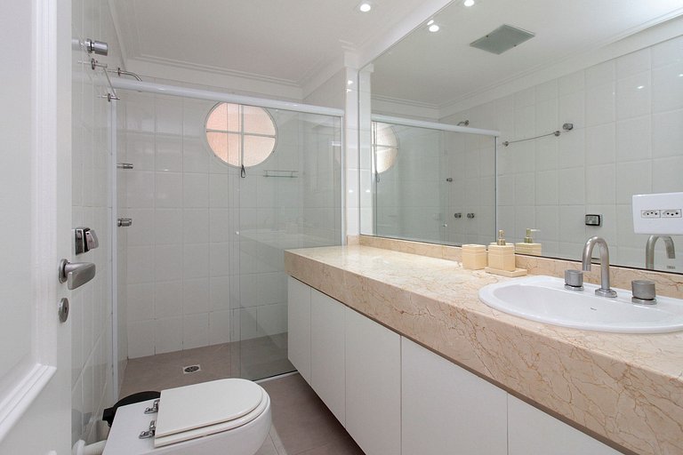 Spacious three-bedroom apartment in the Gardens neighborhood