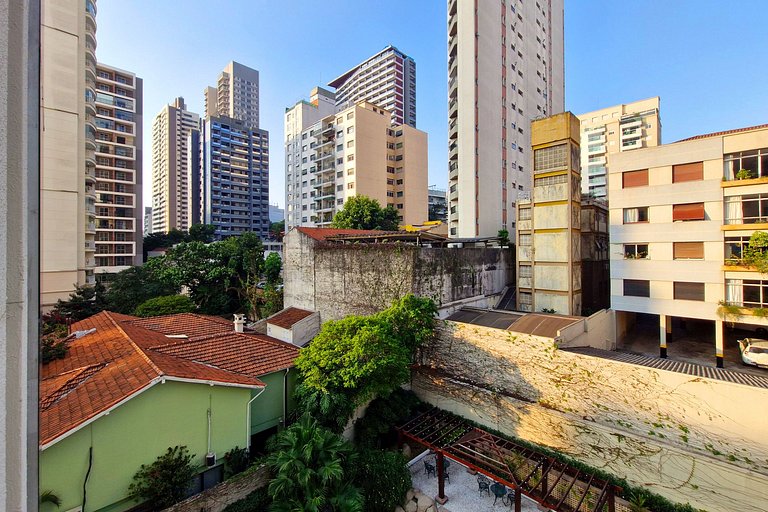 Next to Hosp. das Clínicas - on Oscar Freire