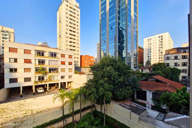 Next to Hosp. das Clínicas - on Oscar Freire